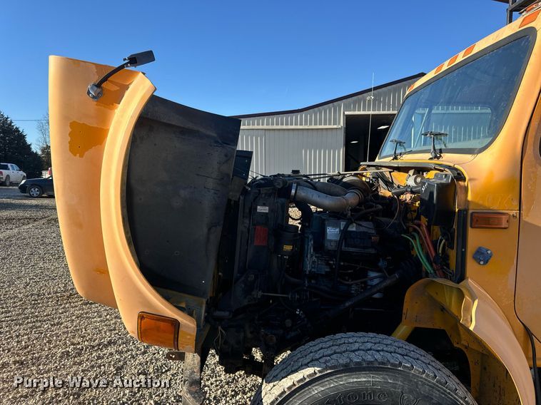 image for item EN5170 2000 International 4900  box truck