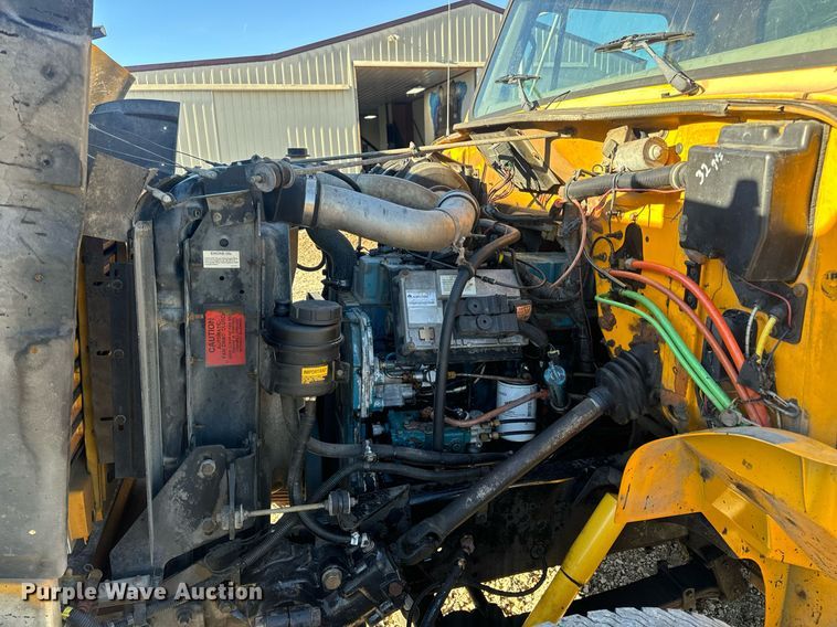 image for item EN5170 2000 International 4900  box truck