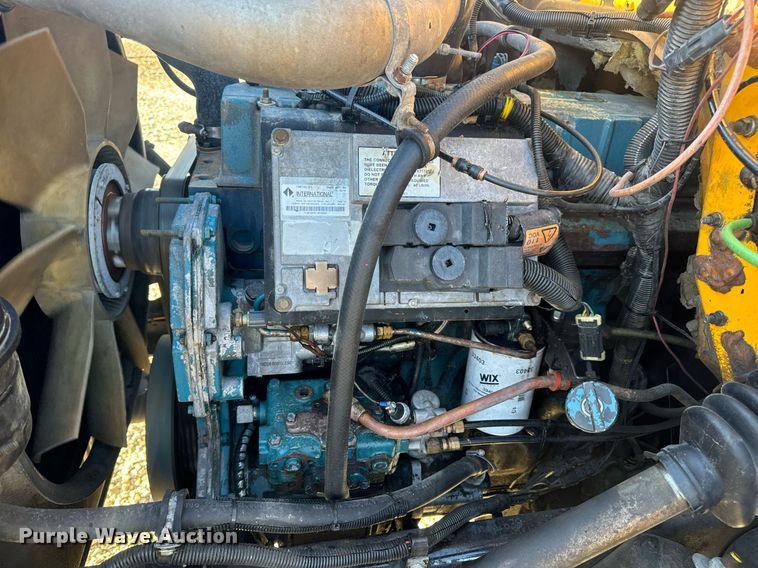 image for item EN5170 2000 International 4900  box truck