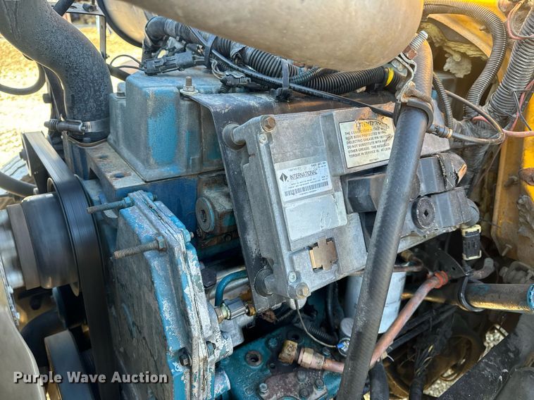 image for item EN5170 2000 International 4900  box truck