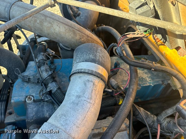 image for item EN5170 2000 International 4900  box truck