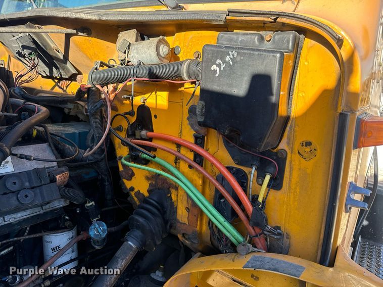 image for item EN5170 2000 International 4900  box truck