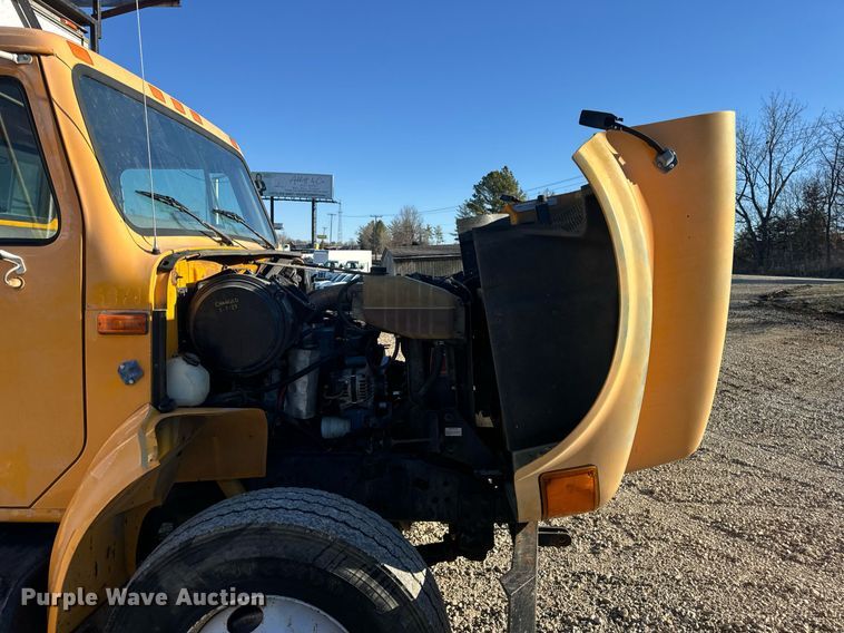 image for item EN5170 2000 International 4900  box truck