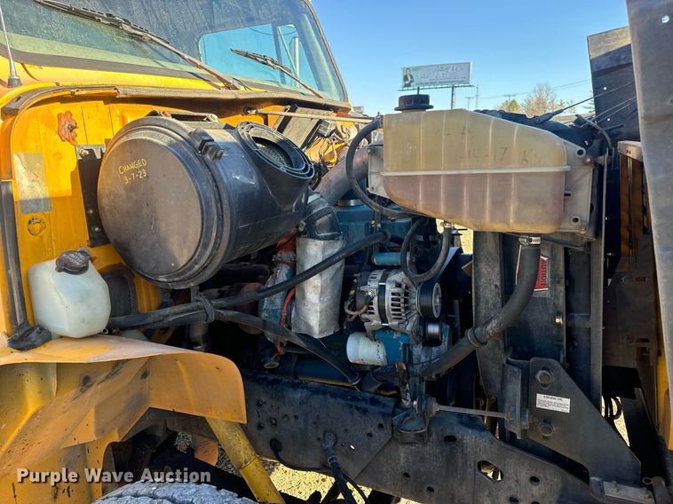 image for item EN5170 2000 International 4900  box truck