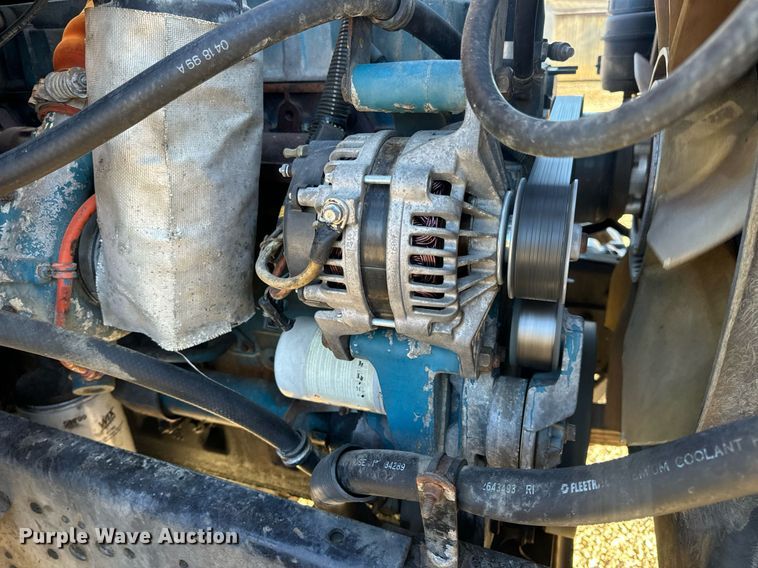 image for item EN5170 2000 International 4900  box truck