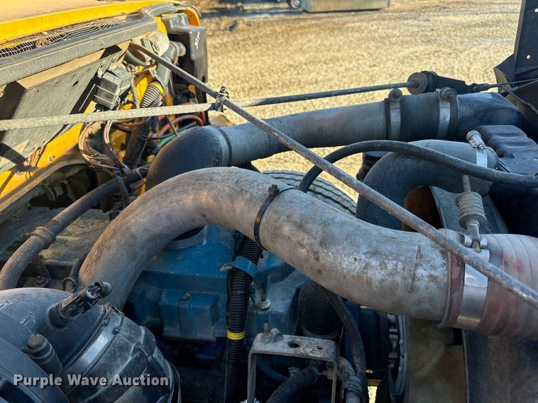 image for item EN5170 2000 International 4900  box truck