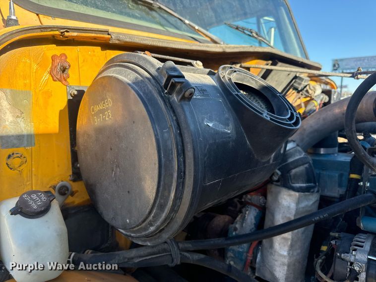 image for item EN5170 2000 International 4900  box truck