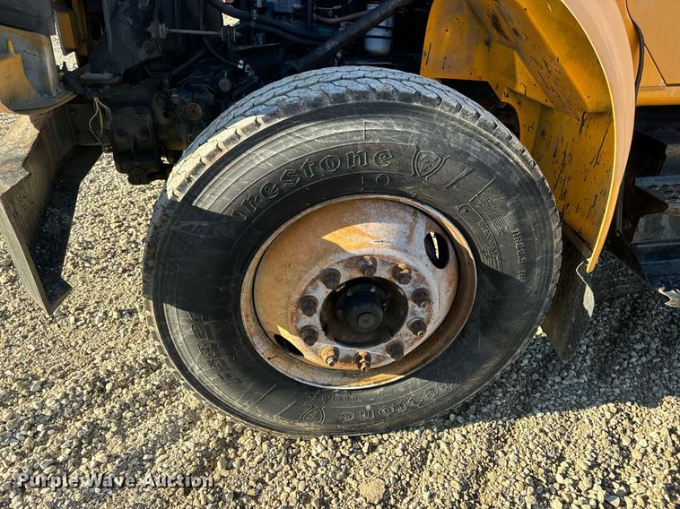 image for item EN5170 2000 International 4900  box truck