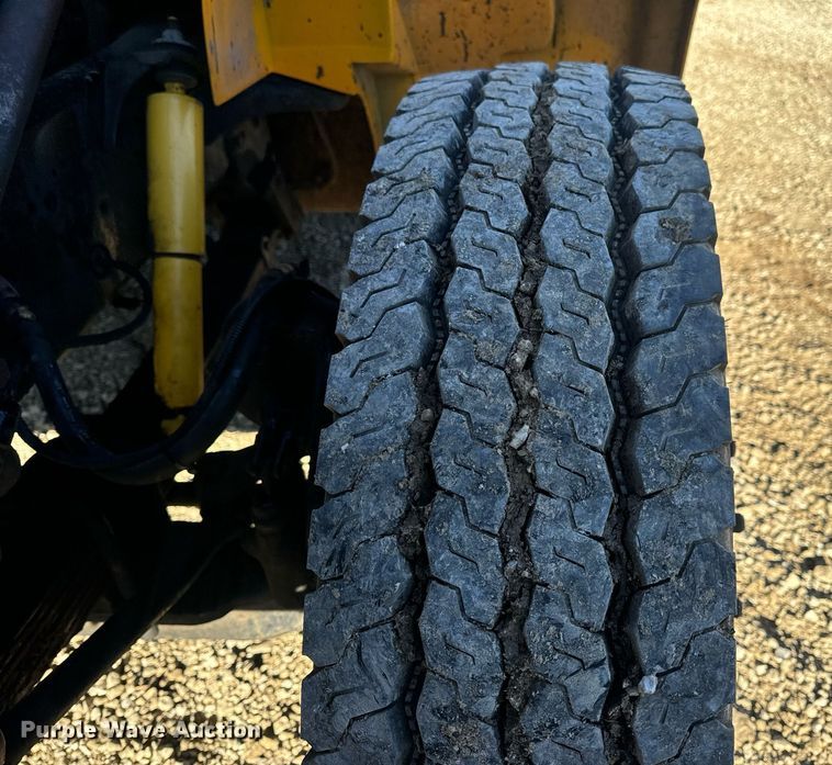 image for item EN5170 2000 International 4900  box truck