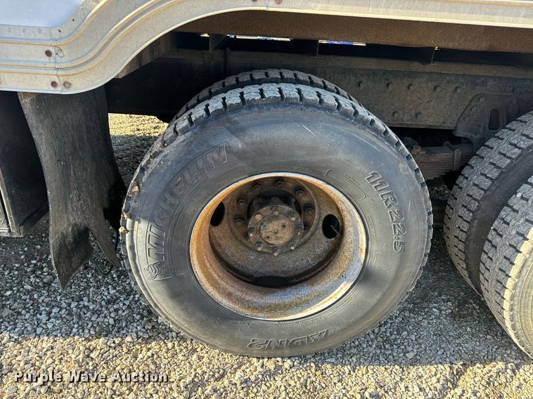 image for item EN5170 2000 International 4900  box truck