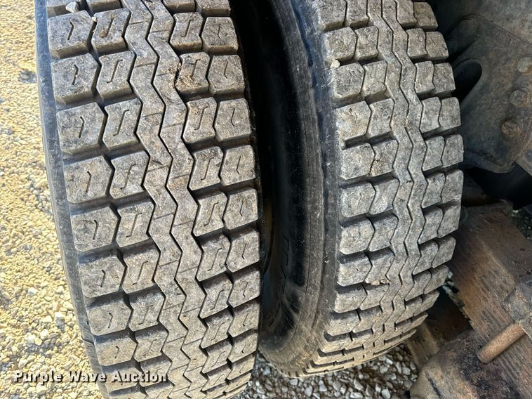 image for item EN5170 2000 International 4900  box truck