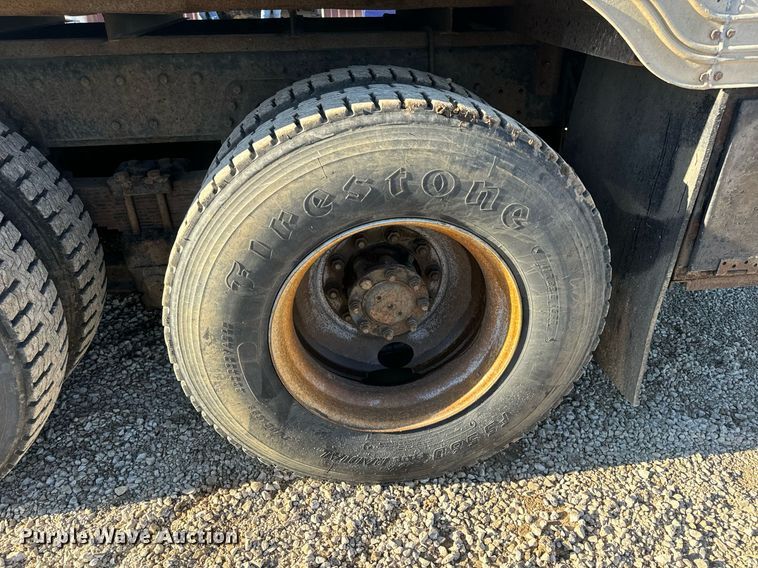 image for item EN5170 2000 International 4900  box truck