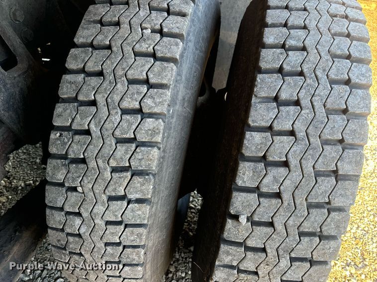 image for item EN5170 2000 International 4900  box truck