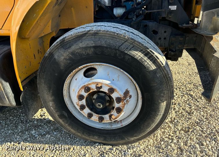 image for item EN5170 2000 International 4900  box truck