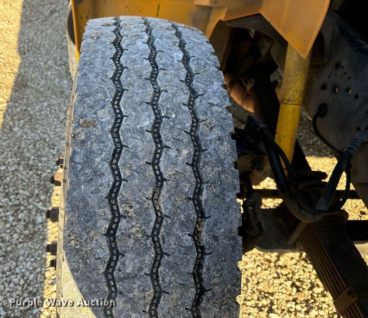 image for item EN5170 2000 International 4900  box truck