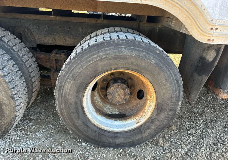 image for item EN5170 2000 International 4900  box truck