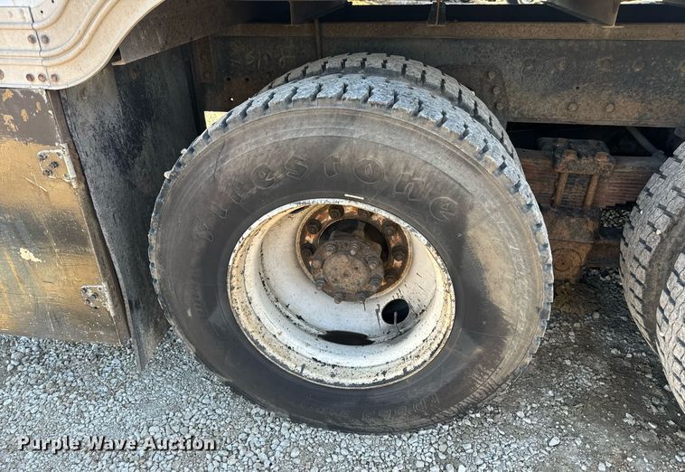 image for item EN5170 2000 International 4900  box truck