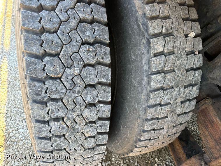 image for item EN5170 2000 International 4900  box truck