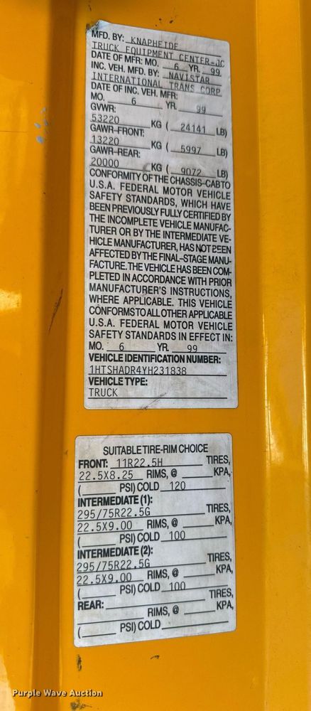 image for item EN5170 2000 International 4900  box truck