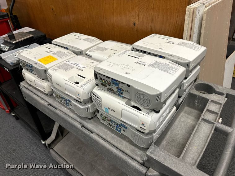 image for item EN5192 (14) Epson H686A LCD projectors