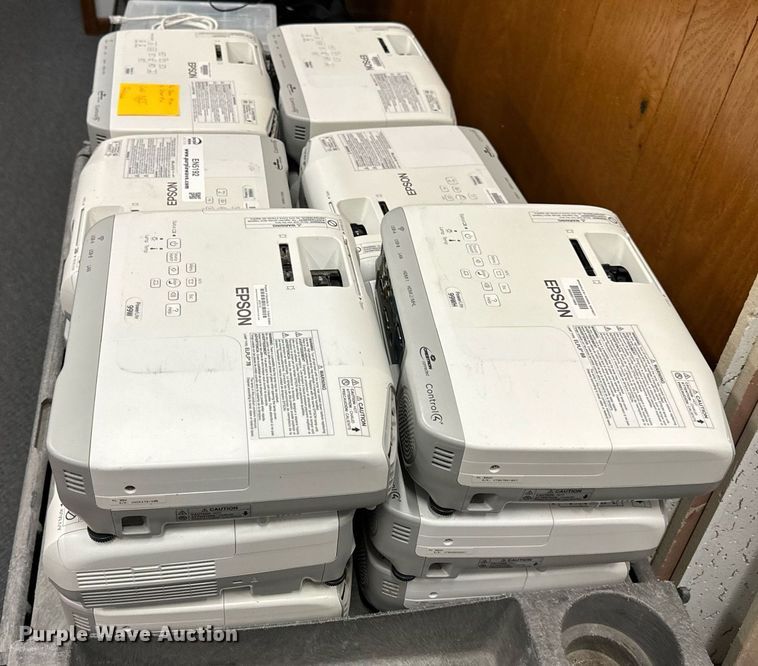 image for item EN5192 (14) Epson H686A LCD projectors