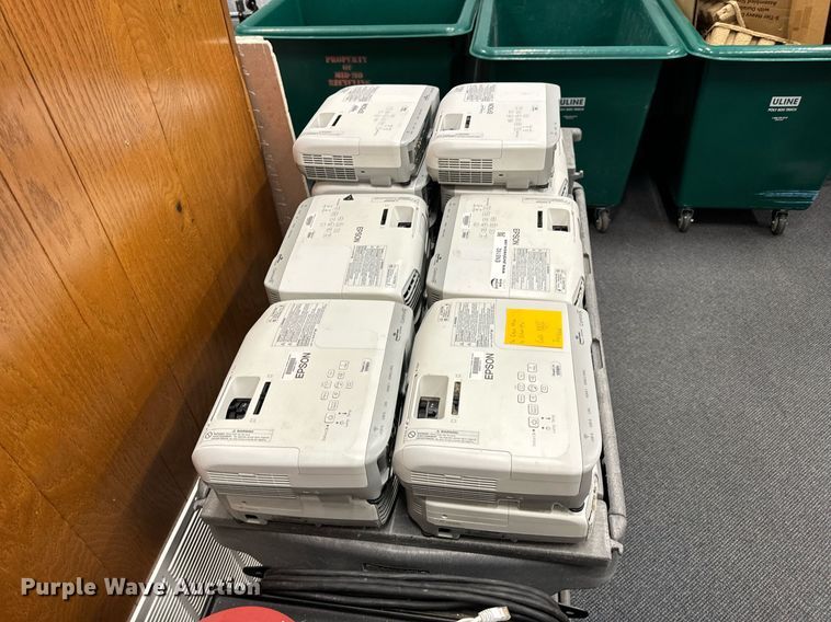 image for item EN5192 (14) Epson H686A LCD projectors