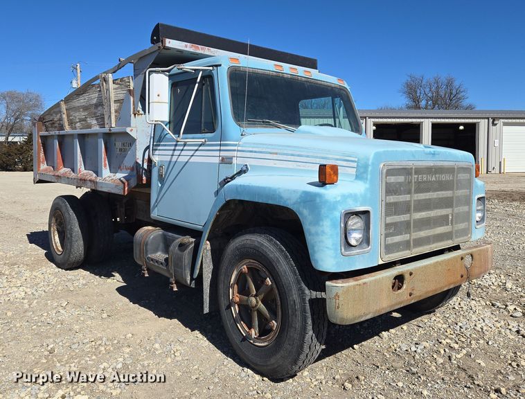image for item EN8683 1983 International 1754 dump truck
