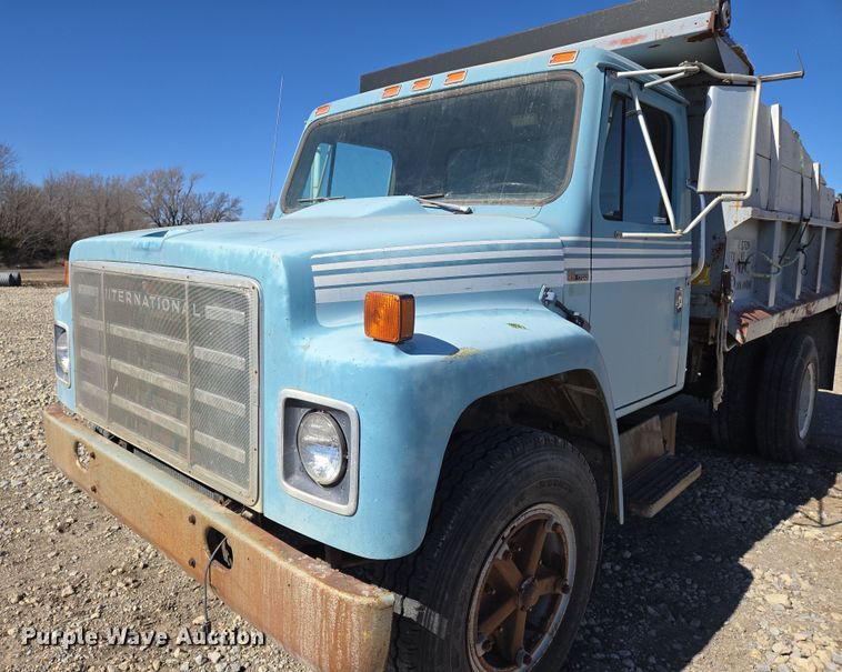 image for item EN8683 1983 International 1754 dump truck