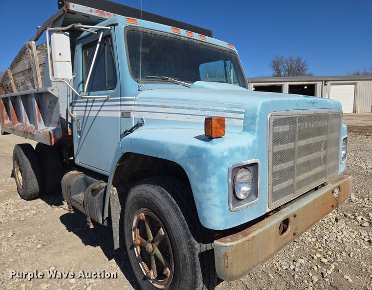 image for item EN8683 1983 International 1754 dump truck