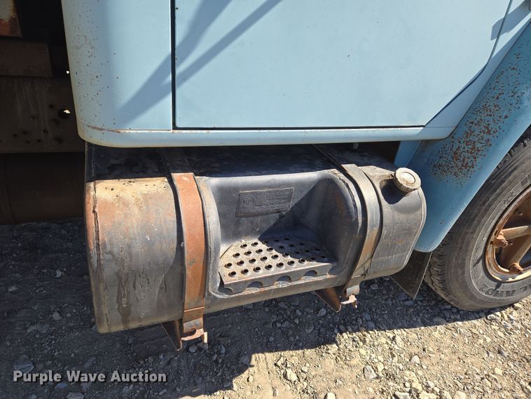 image for item EN8683 1983 International 1754 dump truck