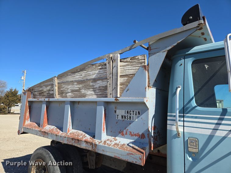 image for item EN8683 1983 International 1754 dump truck