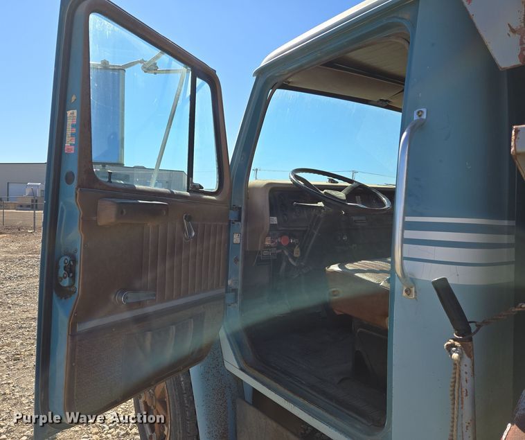 image for item EN8683 1983 International 1754 dump truck