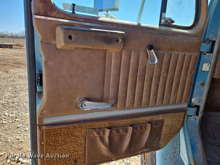 image for item EN8683 1983 International 1754 dump truck