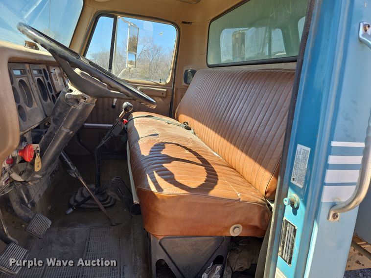 image for item EN8683 1983 International 1754 dump truck