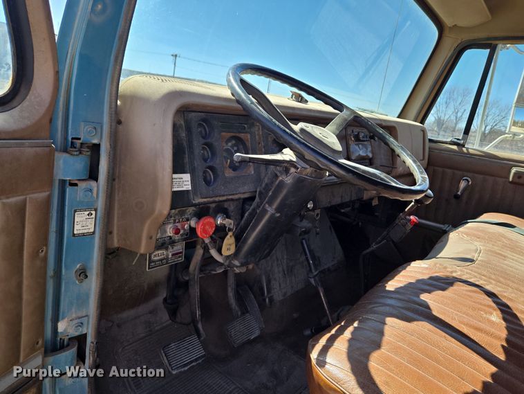 image for item EN8683 1983 International 1754 dump truck