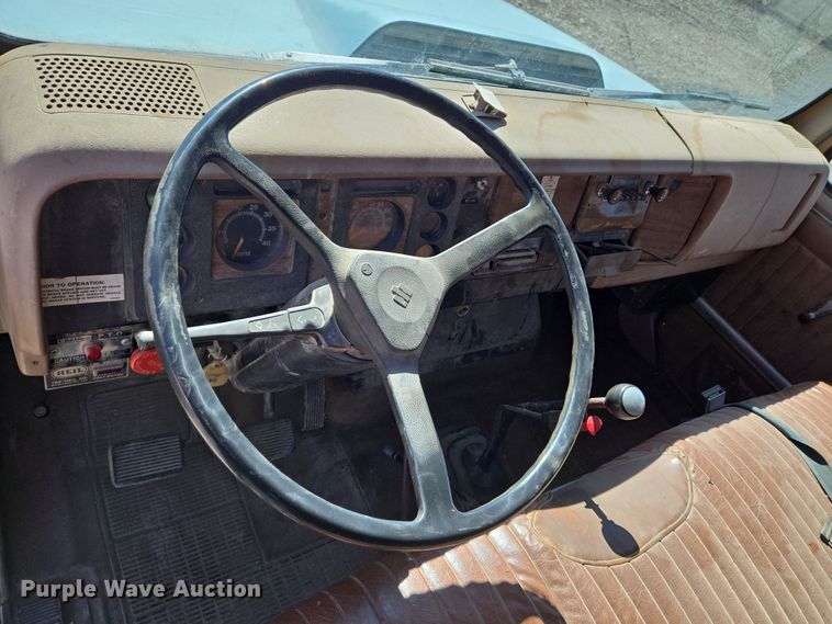 image for item EN8683 1983 International 1754 dump truck