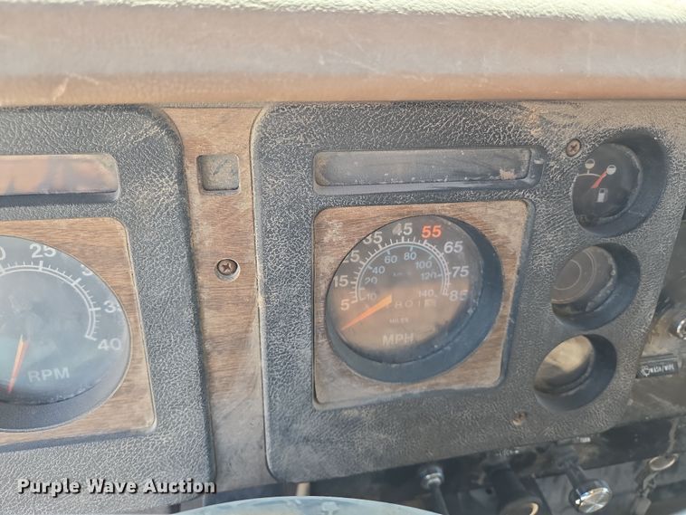 image for item EN8683 1983 International 1754 dump truck