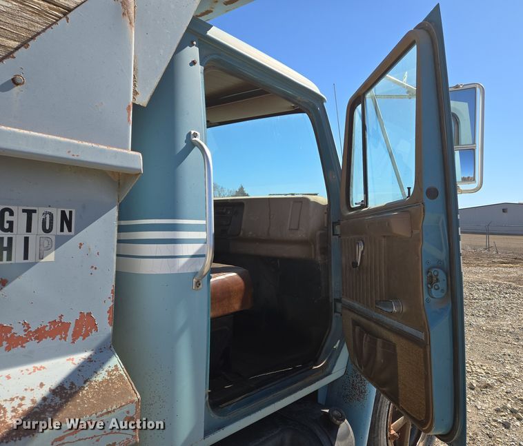 image for item EN8683 1983 International 1754 dump truck