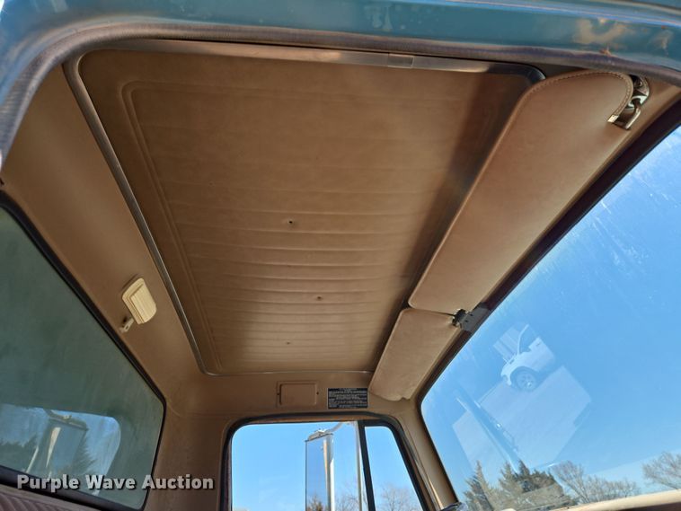 image for item EN8683 1983 International 1754 dump truck