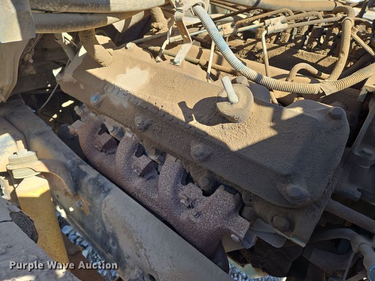 image for item EN8683 1983 International 1754 dump truck