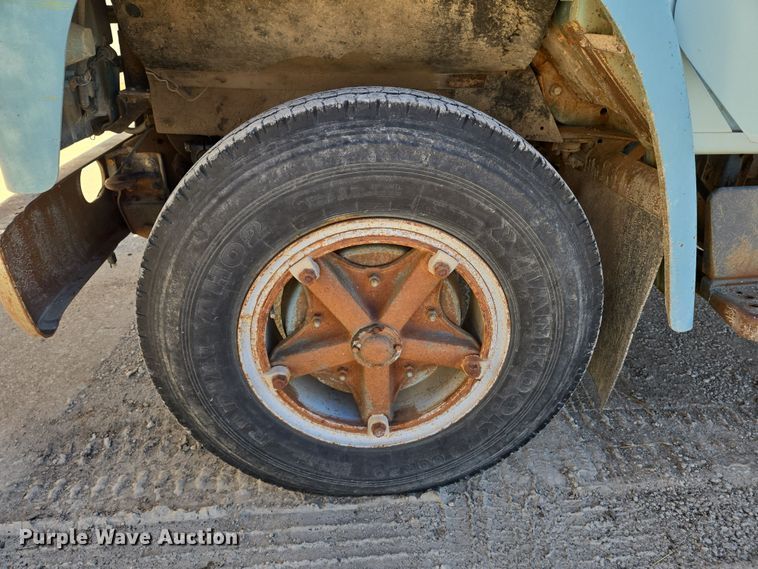 image for item EN8683 1983 International 1754 dump truck