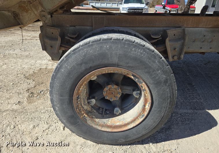 image for item EN8683 1983 International 1754 dump truck