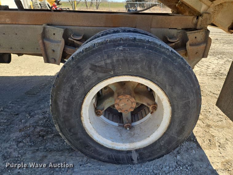 image for item EN8683 1983 International 1754 dump truck