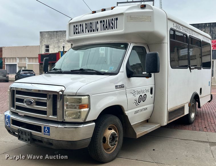 image for item ER4991 2010 Ford E350 Super Duty shuttle bus