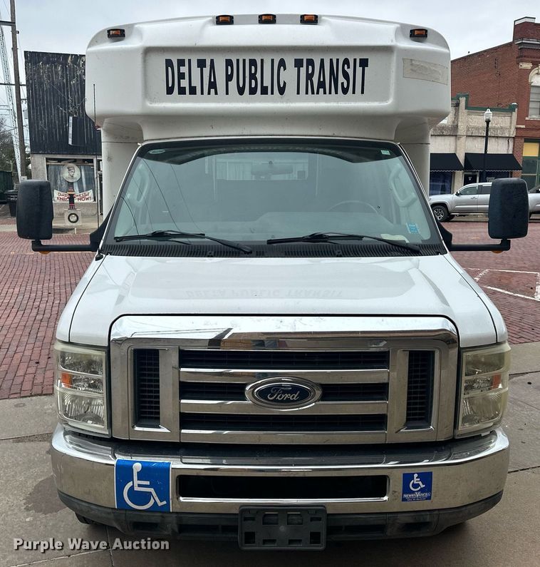 image for item ER4991 2010 Ford E350 Super Duty shuttle bus