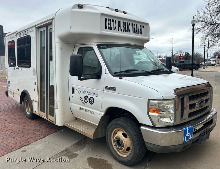 image for item ER4991 2010 Ford E350 Super Duty shuttle bus