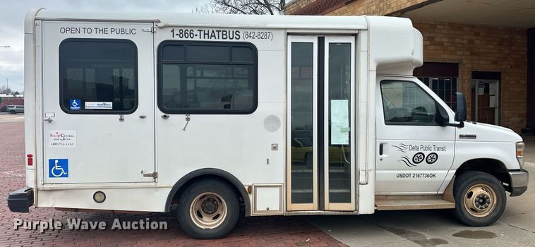 image for item ER4991 2010 Ford E350 Super Duty shuttle bus