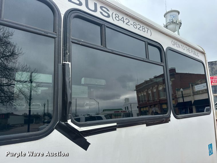 image for item ER4991 2010 Ford E350 Super Duty shuttle bus