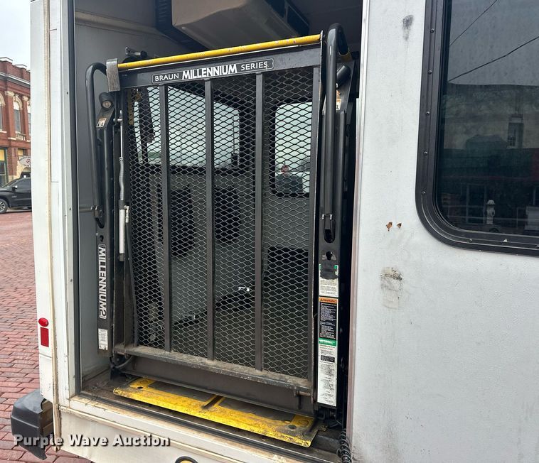 image for item ER4991 2010 Ford E350 Super Duty shuttle bus