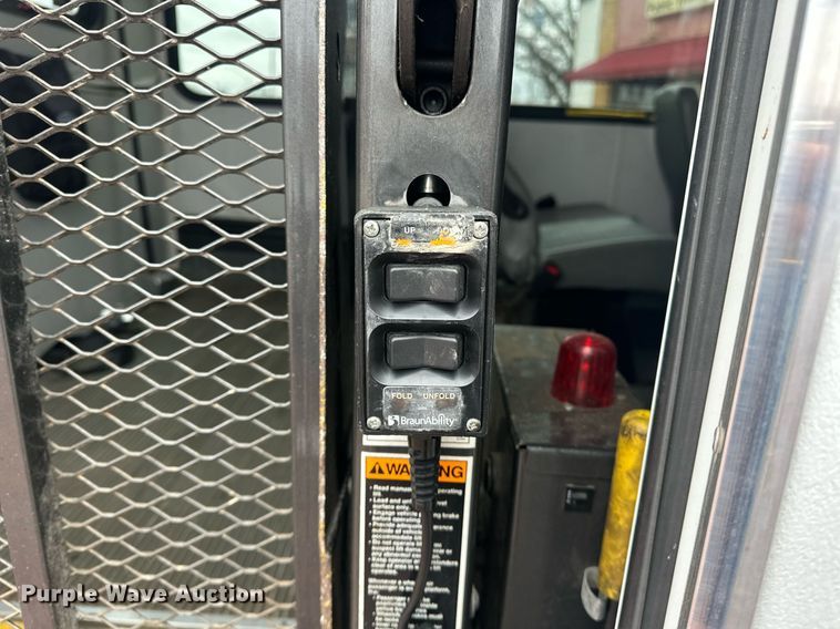 image for item ER4991 2010 Ford E350 Super Duty shuttle bus